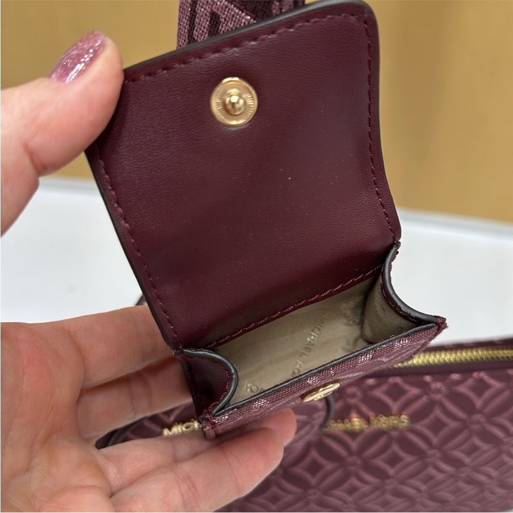 MICHAEL KORS Jet Set Travel Small Logo Jacquard
Crossbody With Tech Attach - Picture 13 of 16